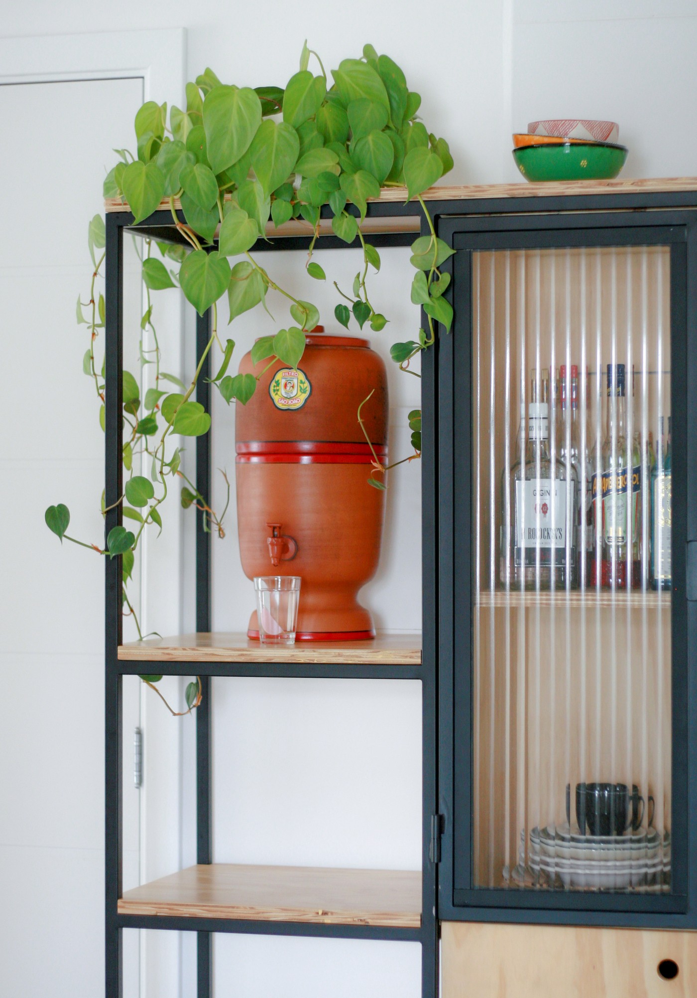 Décor do dia: cozinha com ladrilho hidráulico verde e armário de compensado (Foto: Bruna Squisatti)