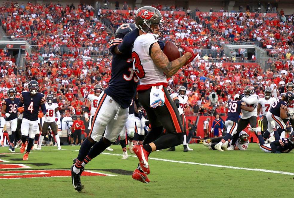Mike Evans recebeu três passes para touchdown no primeiro tempo — Foto: Mike Ehrmann/Getty Images