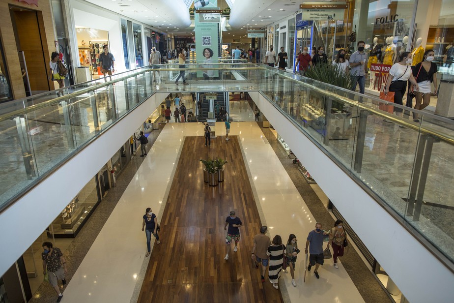 O BarraShopping, primeiro grande centro comercial da região, teve sete expansões desde 1981
