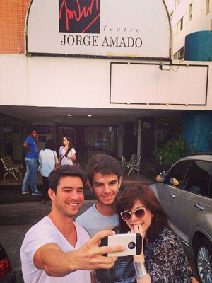 Trio posa para selfie em frente a teatro em Salvador (Foto: Divulgação)