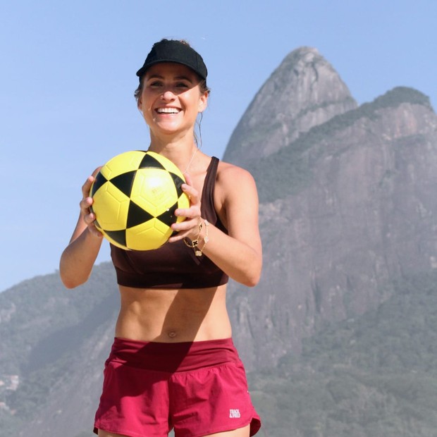 Luiza Valdetaro tem dia de treino em praia carioca (Foto: Daniel Delmiro/AgNews)
