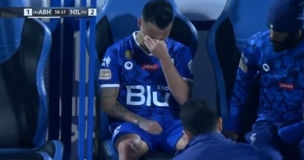 Michael chora ap&oacute;s ser substitu&iacute;do com dores na panturrilha em jogo do Al Hilal &mdash; Foto: Reprodu&ccedil;&atilde;o