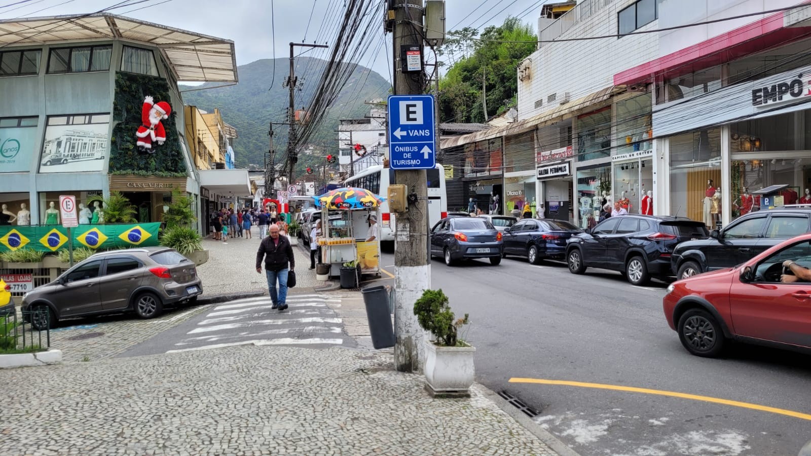 Comércio de Petrópolis se recupera e Rua Teresa oferece horário especial para compras de Natal