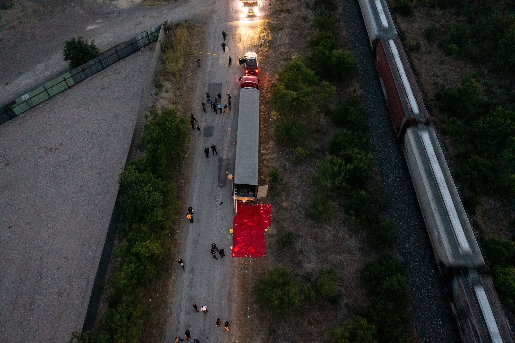 Caminhão encontrado com dezenas de migrantes mortos no Texas; FOTOS