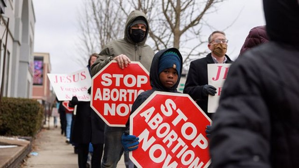 Em protesto nos EUA, pessoas seguram placas com os dizeres 'Pare o aborto agora' — Foto: Getty Images via BBC