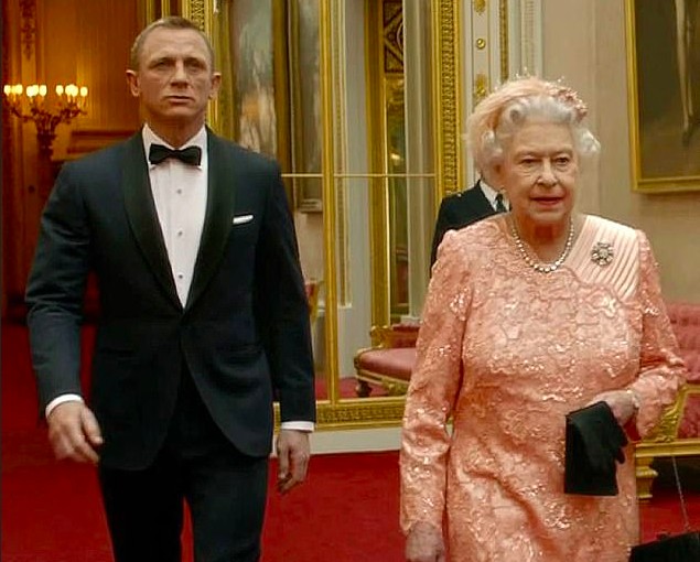 O ator Daniel Craig, interpretando o espião James Bond, na companhia da Rainha Elizabeth II (1926-2022), em vídeo produzido para a cerimônia de abertura dos Jogos Olímpicos de Londres, em 2012 (Foto: Reprodução)