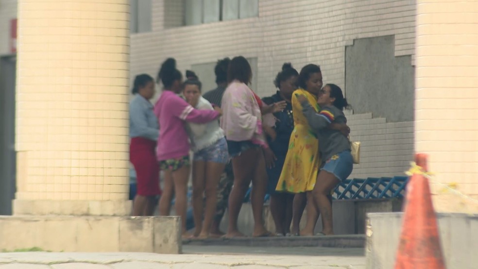 Parentes de menina que perdeu perna após acidente na Sapucaí se consolam no hospital Souza Aguiar, no Centro do Rio — Foto: Reprodução/TV Globo