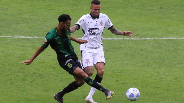Anderson, do América-MG, disputa a bola com Luan, do Corinthians
