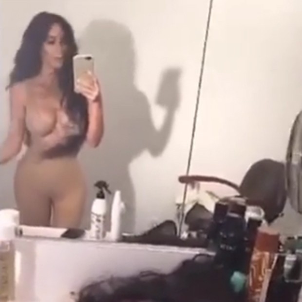 Kim Kardashian: cintura, pernas e braços fininhos (Foto: Snapchat/Reprodução)