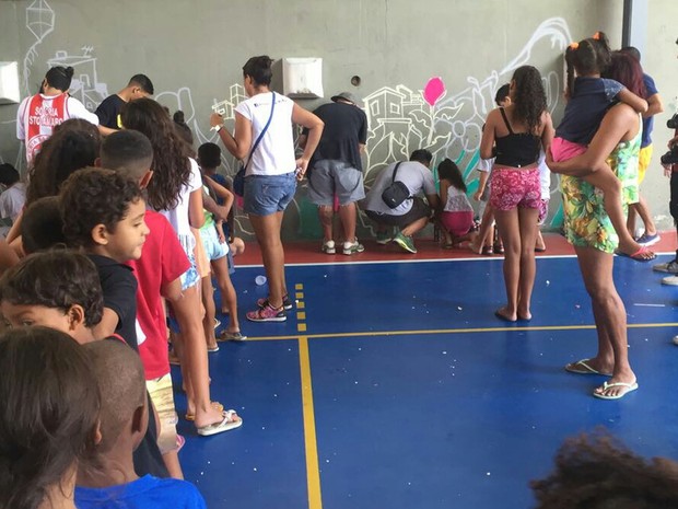 Oficina de Grafite foi uma das atrações no Dia das Crianças na comunidade Santo Amaro (Foto: Junior Lopes/Divulgação)