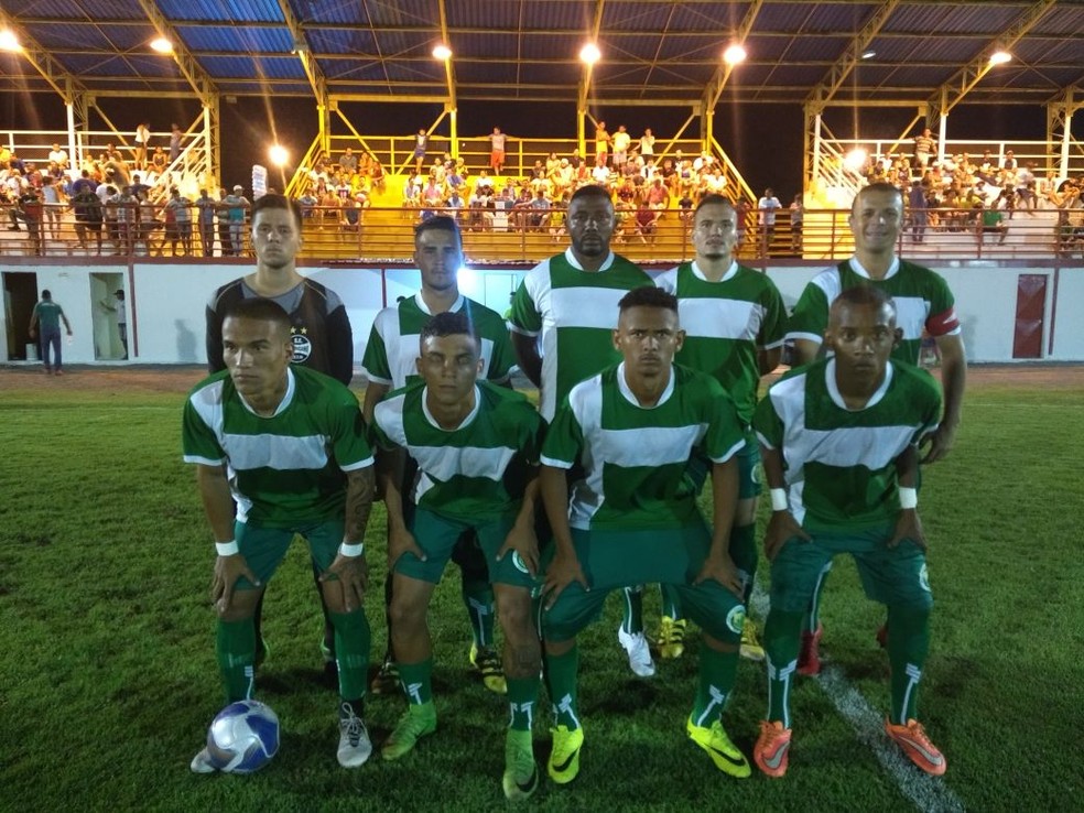 Nove atletas para a foto do time (Foto: Bruno Willemon)