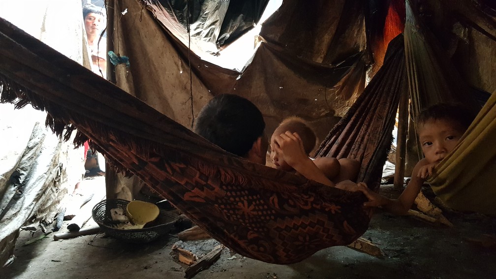 Arlete Yanomami e os filhos doentes: 'estou sem esperança' — Foto: Valéria Oliveira/g1
