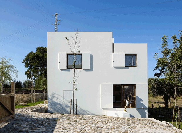 Quando fechadas, as janelas transformam a casa em um enigma em forma de cubo (Foto: José Campos/ Designboom/ Reprodução)