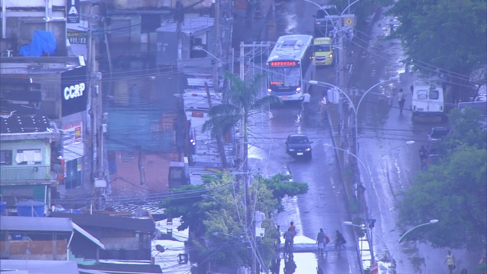 Vias na Zona Oeste do Rio ainda estão inundadas — Foto: Reprodução/TV Globo