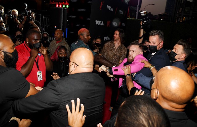NEW YORK, NEW YORK - SEPTEMBER 12: Conor McGregor (R) attends the 2021 MTV Video Music Awards at Barclays Center on September 12, 2021 in the Brooklyn borough of New York City. (Photo by Kevin Mazur/MTV VMAs 2021/Getty Images for MTV/ ViacomCBS) (Foto: Getty Images for MTV/ViacomCBS)