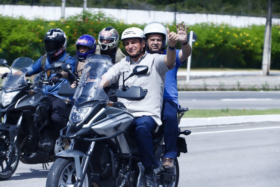Bolsonaro participa de motociata em Natal — Foto: Alexandre Lago