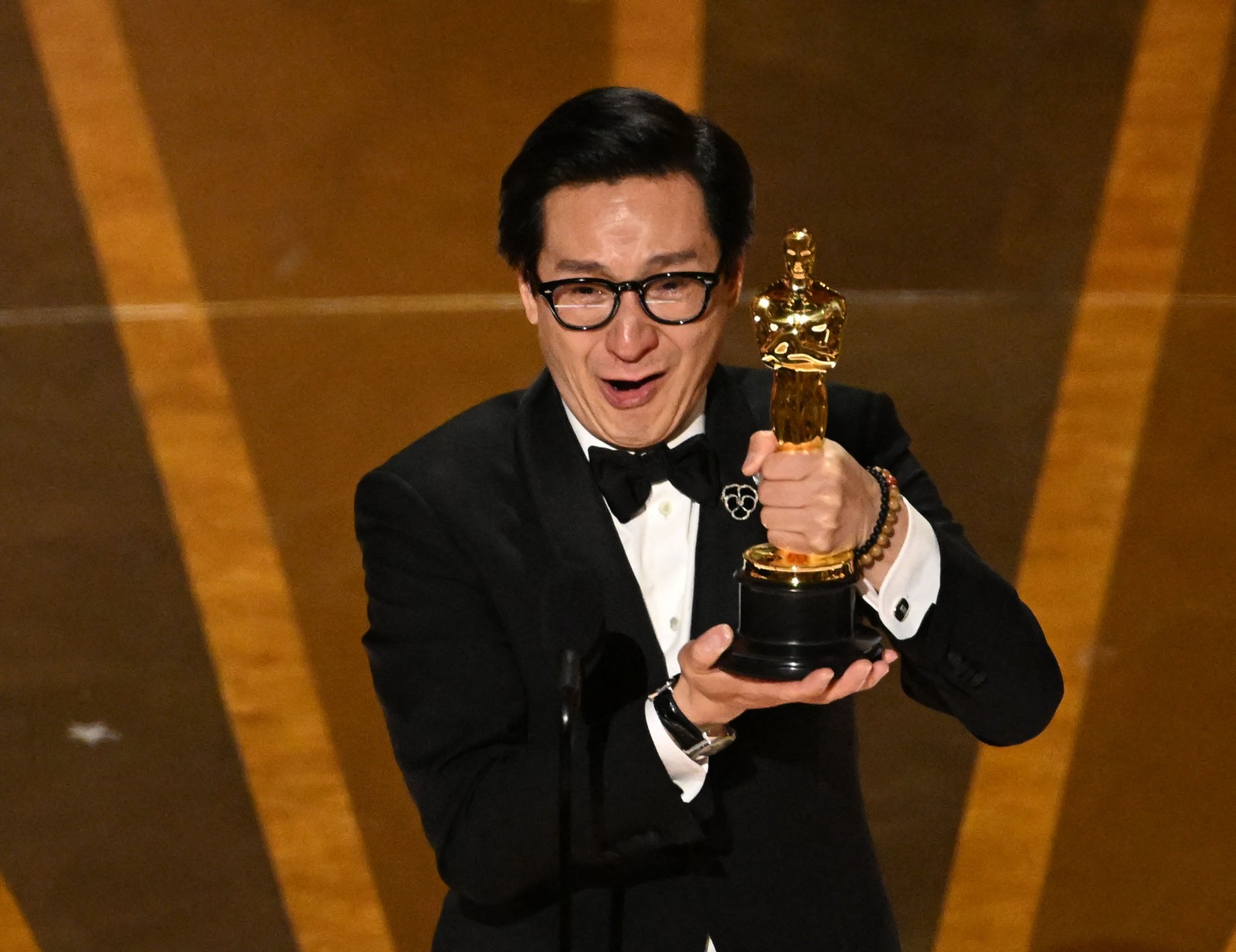 Ke Huy Quan conquista o Oscar de melhor ator coadjuvante, também pelo filme “Tudo em todo o lugar ao mesmo tempo” — Foto: PATRICK T. FALLON/AFP