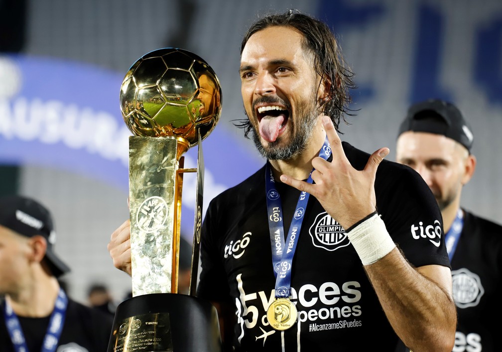 Veterano atacante Roque Santa Cruz posa com a ta&ccedil;a do Clausura do Campeonato Paraguaio, conquistada pelo Olimpia em 2020 &mdash; Foto: Nathalia Aguilar/EFE