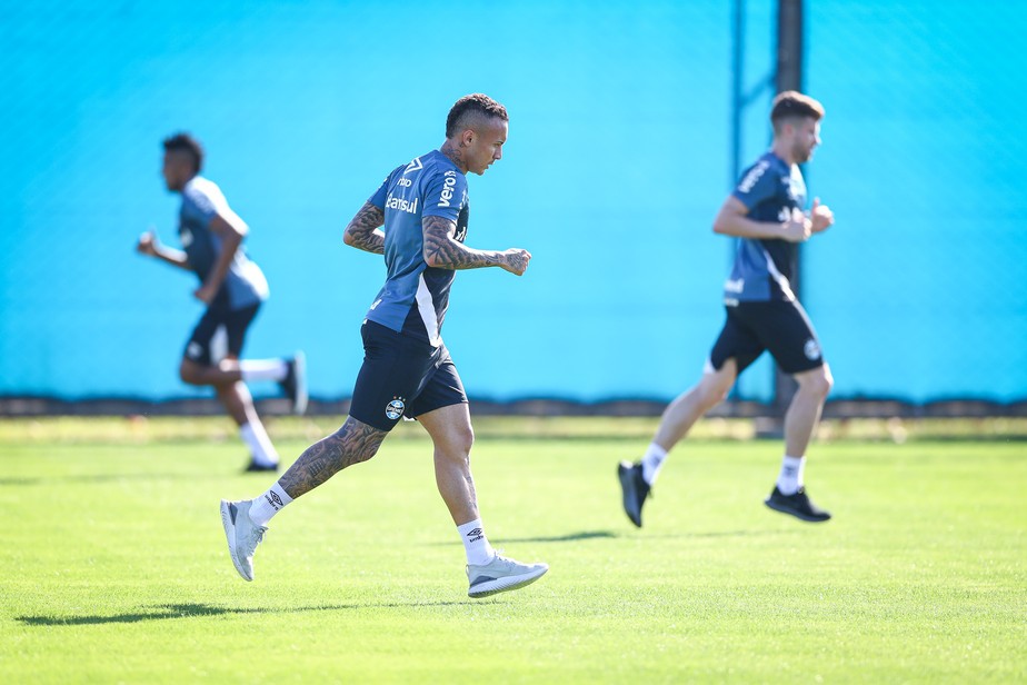 Apesar do mercado em baixa, venda de Everton pode ser uma das maiores da história do Grêmio; compare