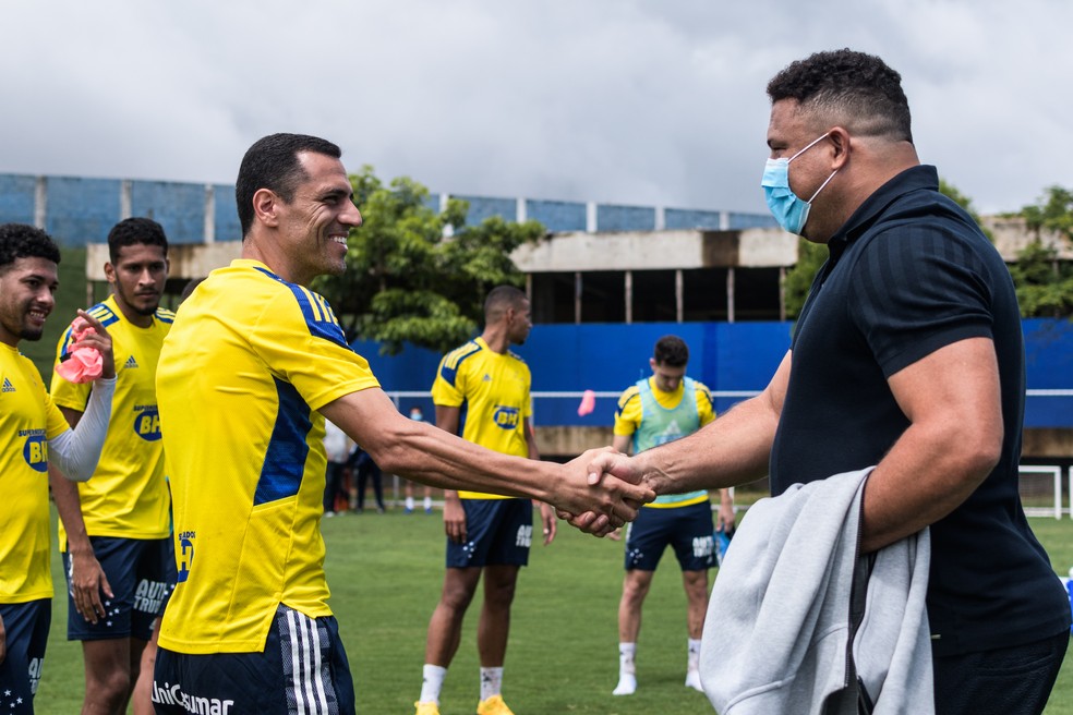 Ronaldo tem primeiro contato com elenco do Cruzeiro — Foto: Gustavo Aleixo/Cruzeiro