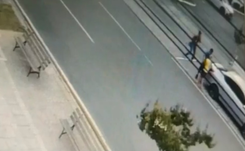 Vídeo mostra mulher sendo baleada na calçada de bairro de Curitiba — Foto: Reprodução / RPC
