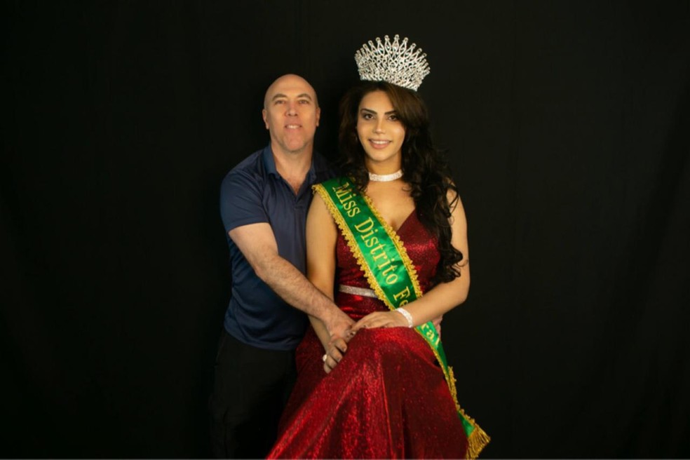 A representante do Miss Beleza T do DF, Daniela Nunes, com o marido — Foto: Mateus Lucena