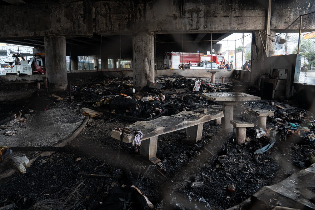 Parte do que foi destruÃ­do pelo incÃªndio no viaduto AlcÃ¢ntara Machado, na zona leste de SÃ£o Paulo, na sexta-feira (13) â Foto: Marcelo Brandt/G1