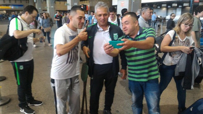 Treinador Reinaldo Rueda, do Atlético Nacional, é tietado no aeroporto de Guarulhos (Foto: Reprodução)