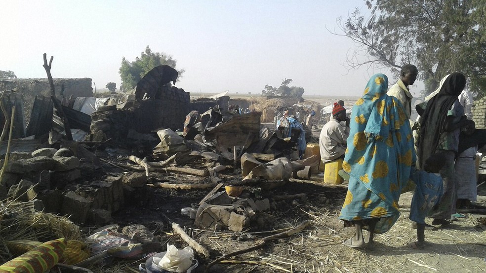 Imagem cedida pela ONG Médico sem Fronteiras mostra destruição após bombardeio em campo de deslocados em Rann, na Nigéria (Foto: HANDOUT / MÉDECINS SANS FRONTIÈRES (MSF) / AFP)