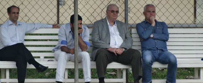 Depois de algumas ausências, Gilvan observa treino do time na Toca