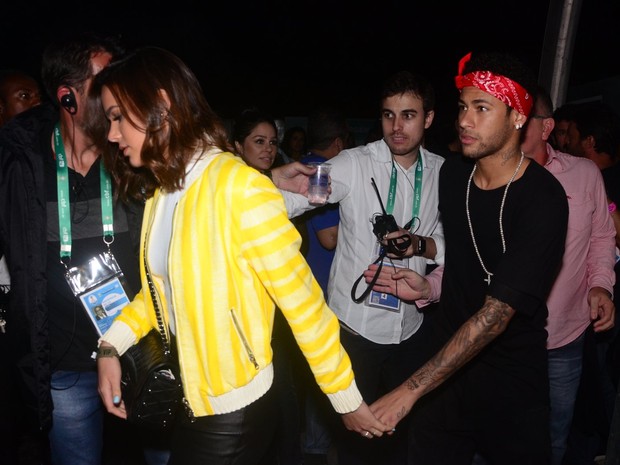 Bruna Marquezine e Neymar em show em São Paulo (Foto: Eduardo Martins/ Ag. News)