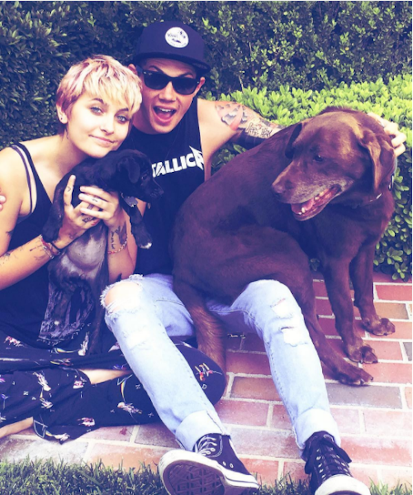 Paris Jackson com o namorado e seus cachorros (Foto: Instagram)