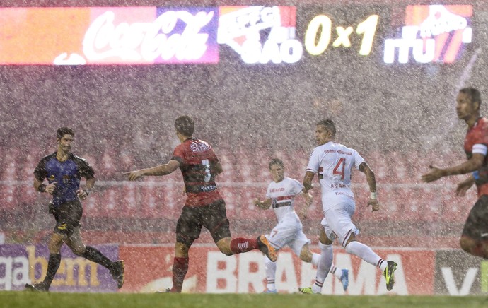 São-paulinos ignoram festa da torcida e culpam chuva pelo fraco futebol