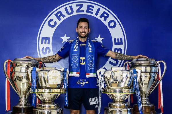 ariel cabral, recordista de jogos no cruzeiro, encerra carreira e mira carreira técnica.