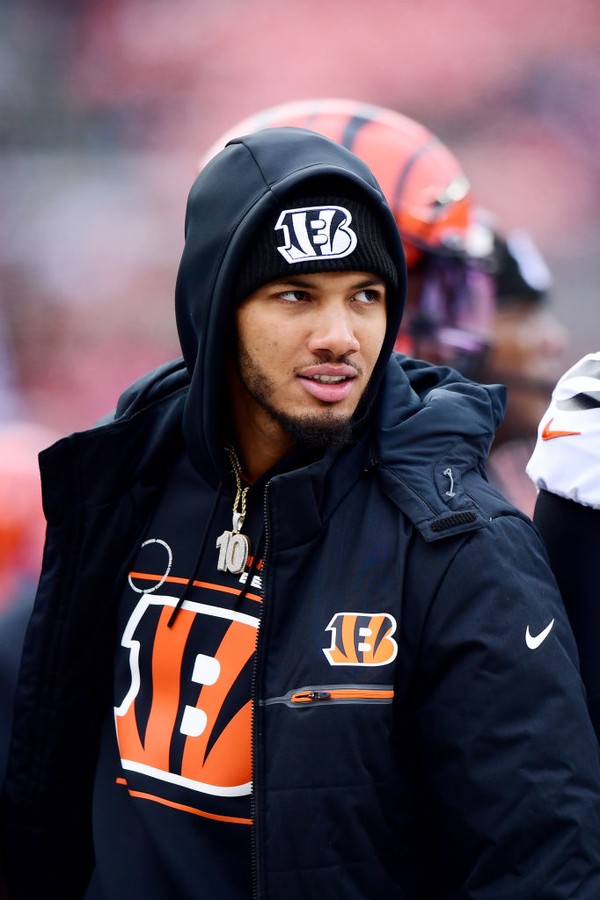 CLEVELAND, OHIO - JANUARY 09: Tyler Boyd #83 of the Cincinnati Bengals watches from the sidelines during a game between the Cincinnati Bengals and Cleveland Browns at FirstEnergy Stadium on January 09, 2022 in Cleveland, Ohio. (Photo by Emilee Chinn/Getty (Foto: Getty Images)