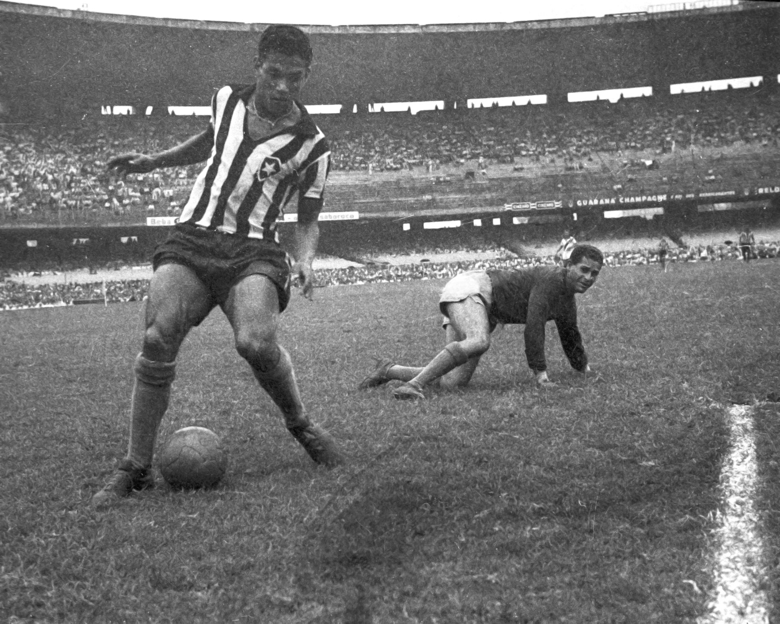 Anjo das pernas tortas, Garrincha só aparece atrás de Pelé no ranking — Foto: Arquivo / Agência O Globo