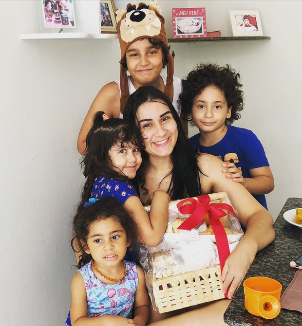 Bruna com seus quatro filhos (Foto: Reprodução Instagram)