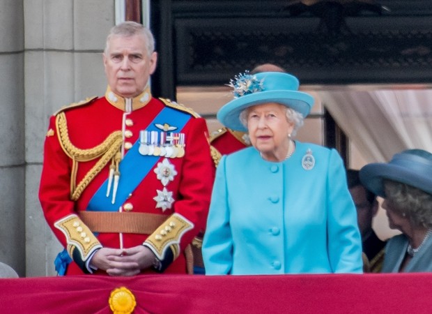 O príncipe Andrew e a rainha Elizabeth (Foto: Backgrid)