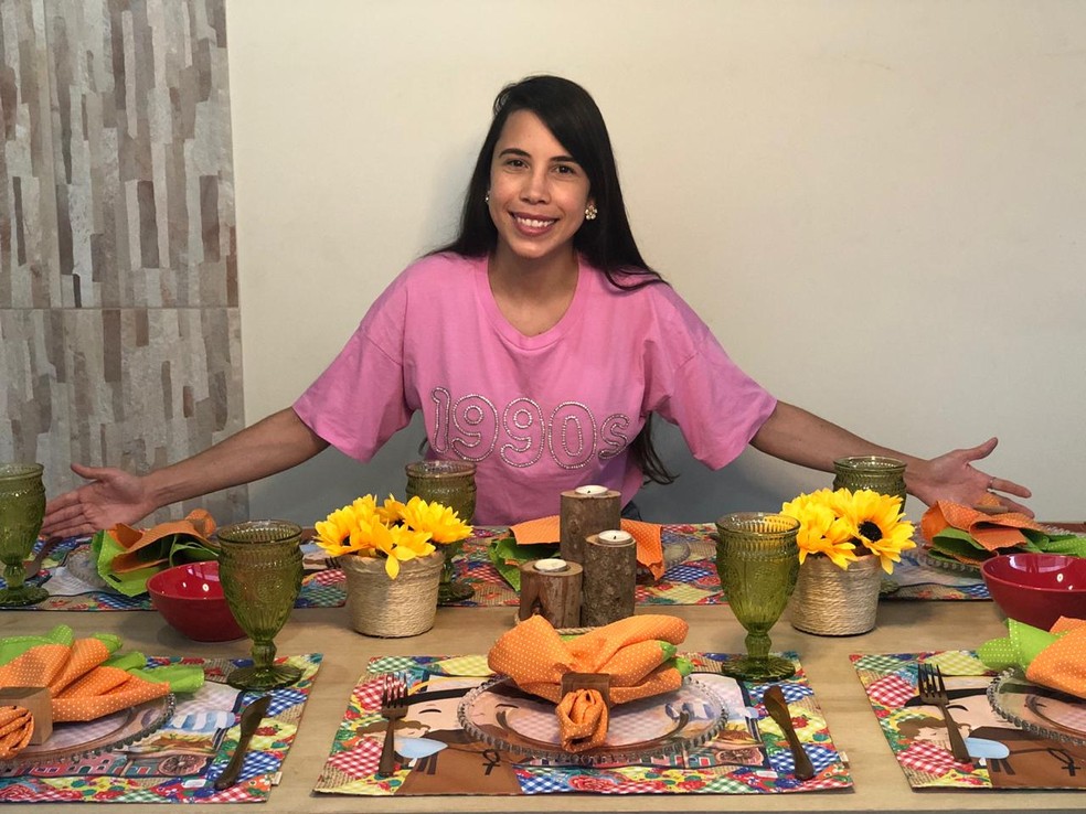 Patrícia Kelly mostra peças da coleção lançada exclusivamente para o mês de junho — Foto: Foto: Arquivo Pessoal