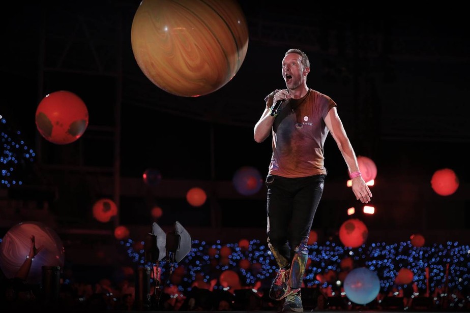 Chris Martin em show do Coldplay no Estádio Nilton Santos (Engenhão), no Rio de Janeiro, em 25 de março de 2023