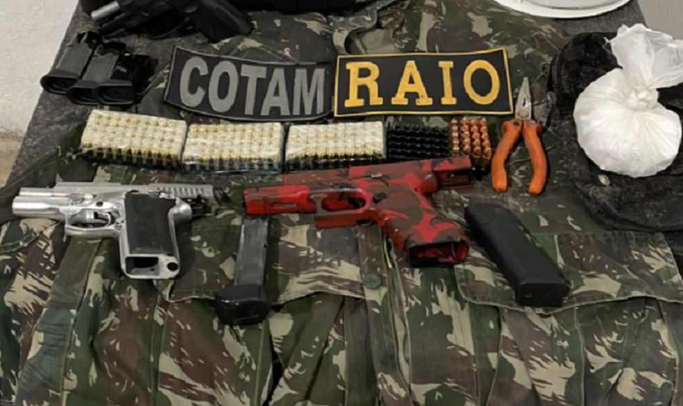 Pistola com cores de uma facção criminosa atuante em Fortaleza. — Foto: Rafaela Duarte/Sistema Verdes Mares
