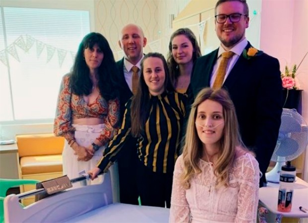 Natasha Longhurst se casou com Simon com a presença de alguns familiares (Foto: Reprodução)