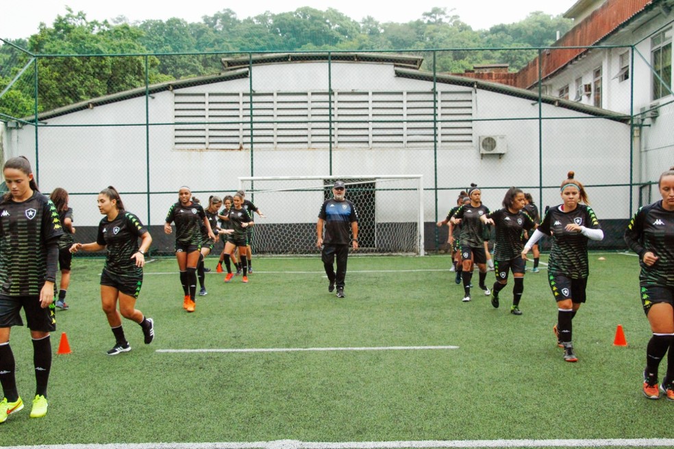 Glaucio Carvalho orienta jogadoras do Botafogo em treinamento — Foto: Talita Giudice/Botafogo