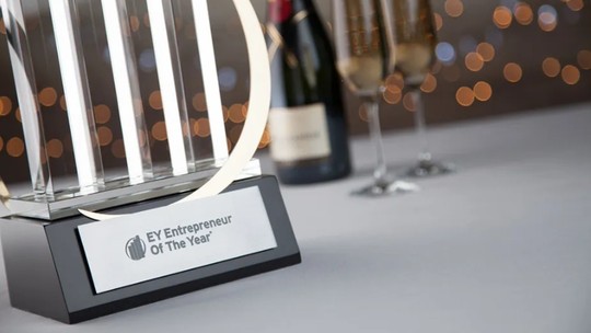 Chaim Zaher, fundador do Grupo SEB, ganha prêmio de Empreendedor do Ano 2023 da EY