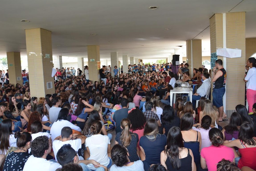 Estudantes da Unicamp de Limeira participaram de reunião para discutir segurança na universidade (Foto: Cristiane Kampf)
