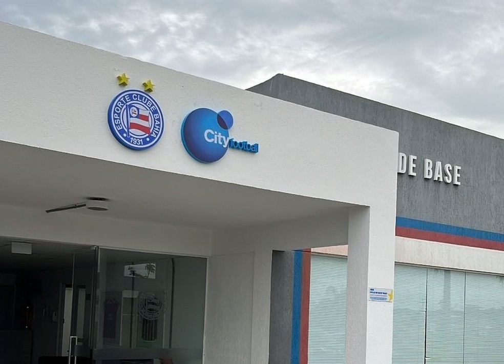 Marca do Grupo City agora divide espaço com o símbolo do Bahia na entrada da Cidade Tricolor — Foto: Reprodução / Redes Sociais