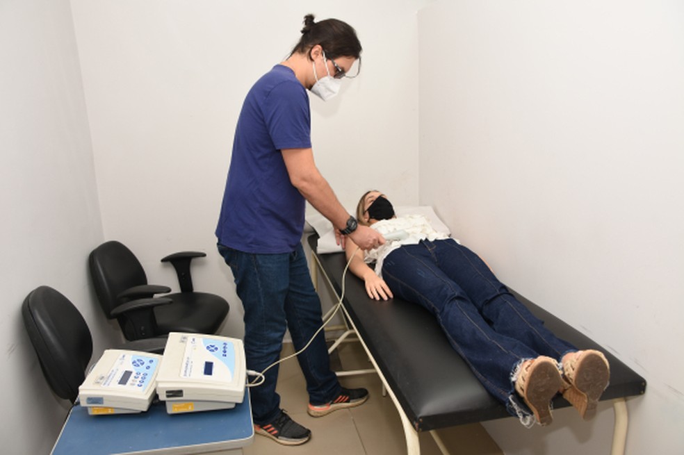 Programa conta com três assistentes sociais, seis psicólogas, uma fisioterapeuta, duas nutricionistas, um massoterapeuta, um educador físico e uma enfermeira — Foto: Assessoria