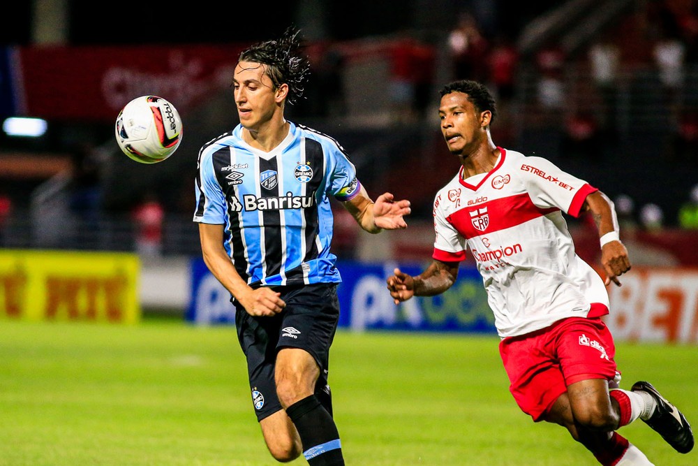 Geromel desfalca o Grêmio contra o líder Cruzeiro após 7 jogos pendurado