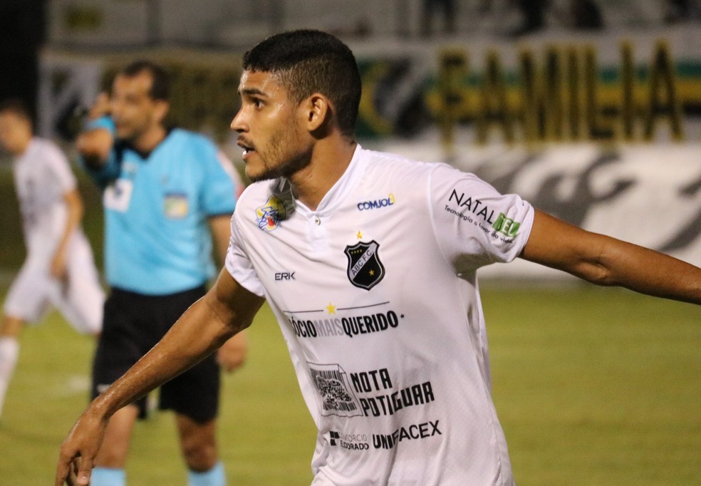 Atacante Jefinho terminou a SÃ©rie C com sete gols pelo ABC â€” Foto: Augusto Gomes/GloboEsporte.com