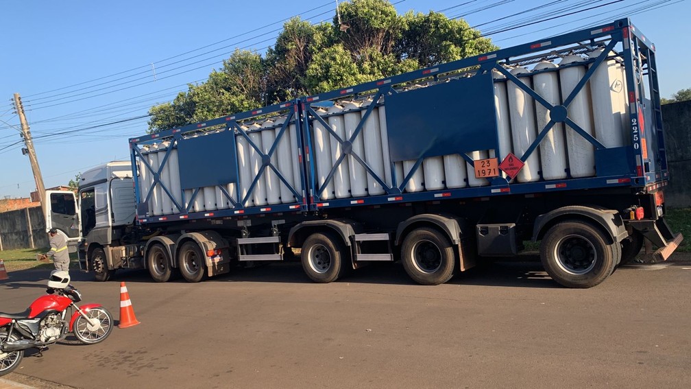Cilindros estavam em uma carreta e alguns deles começaram a vazar em Bastos  — Foto: Corpo de Bombeiros/ Divulgação